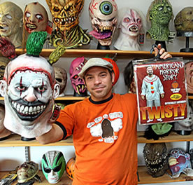 Tom Savini a rejoint l’équipe de Trick or Treat Studios, avec une ligne de masques de zombies à venir cette année!